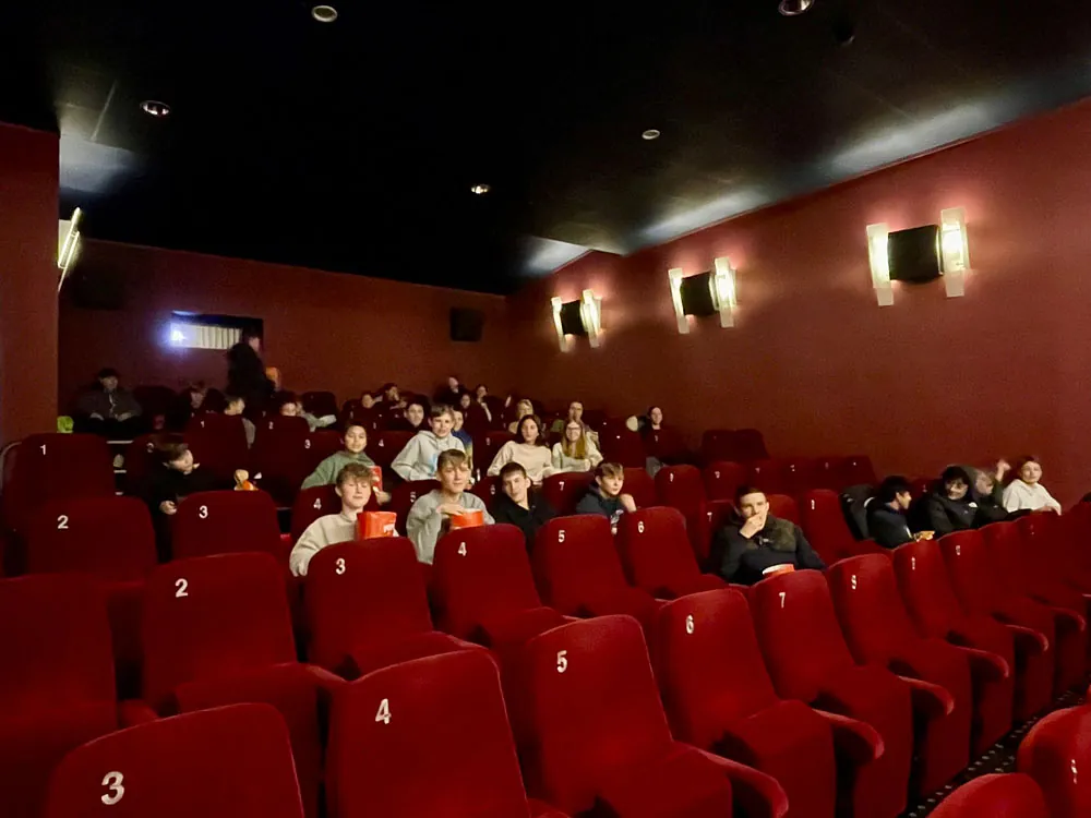 Klassen 8b & 8c zu Besuch im Kino